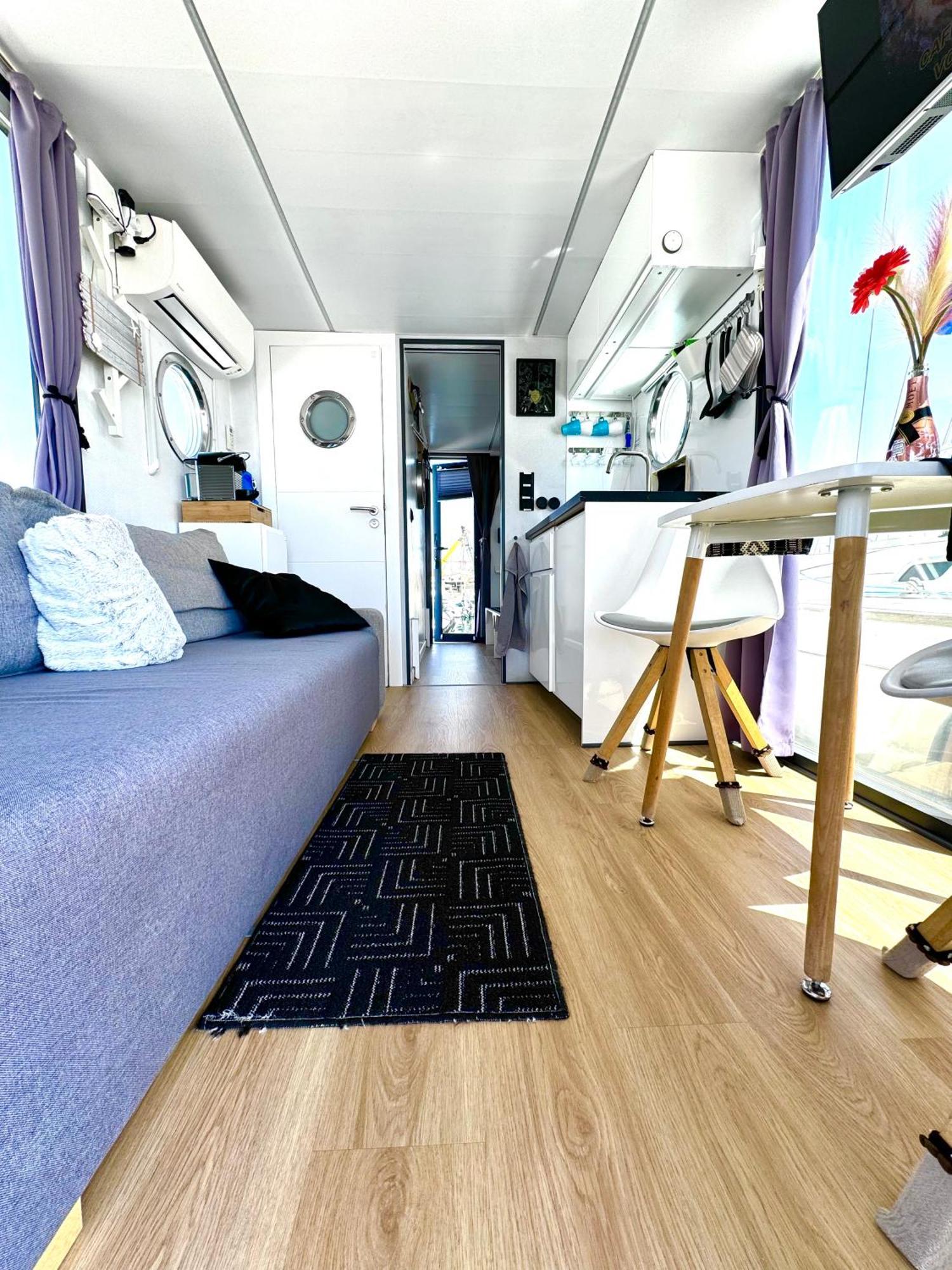Botel Houseboat Seabreeze *